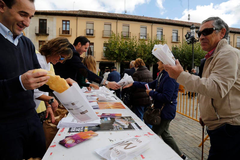 Reparto de fabiolines en la Plaza Mayor de Palencia con motivo de la Semana del Pan