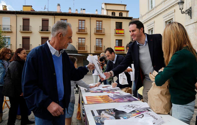 Reparto de fabiolines en la Plaza Mayor de Palencia con motivo de la Semana del Pan