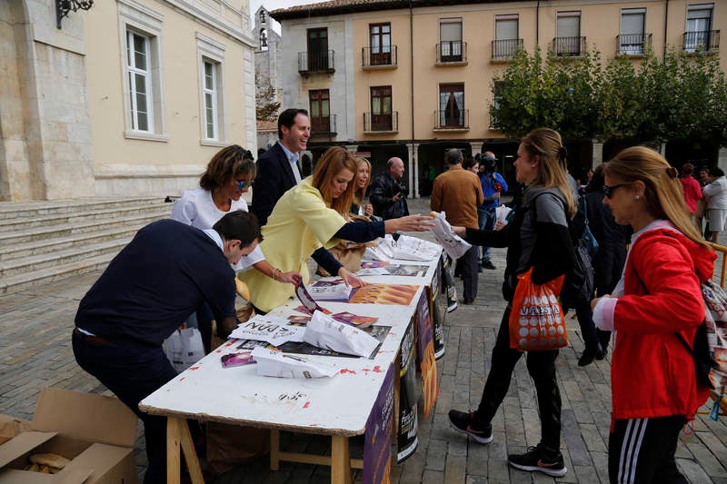 Reparto de fabiolines en la Plaza Mayor de Palencia con motivo de la Semana del Pan