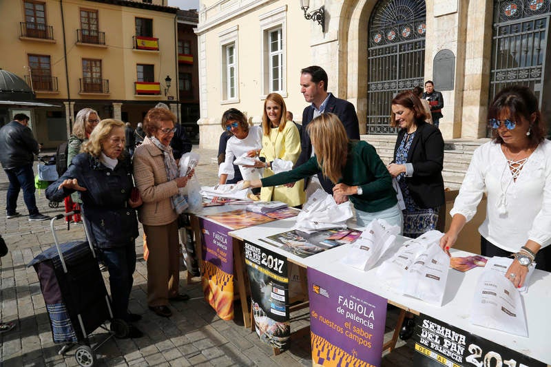 Reparto de fabiolines en la Plaza Mayor de Palencia con motivo de la Semana del Pan