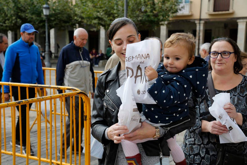 Reparto de fabiolines en la Plaza Mayor de Palencia con motivo de la Semana del Pan