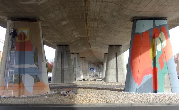 Javier Carrera, ‘Cuco’, rematando su creación en dos de los pilares del viaducto en la carretera de Rueda.