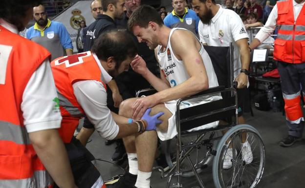 Kuzmic tuvo que retirarse en silla de ruedas. 