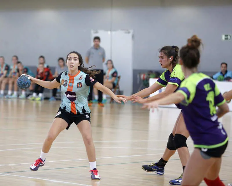 Partido de balonmano femenino entre el Palencia Turismo y el Hand Vall Valladolid