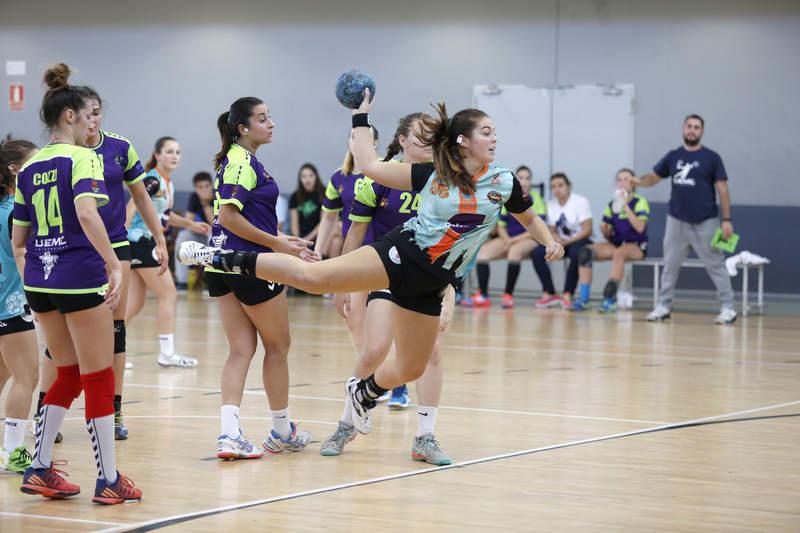 Partido de balonmano femenino entre el Palencia Turismo y el Hand Vall Valladolid