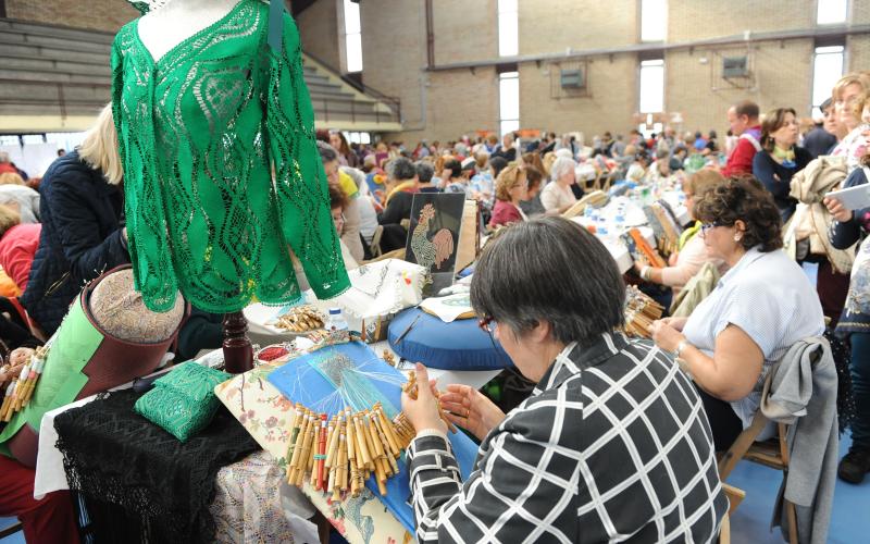 Encuentro de encanje de bolillos en el Polideportivo Huerta del Rey de Valladolid