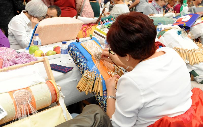 Encuentro de encanje de bolillos en el Polideportivo Huerta del Rey de Valladolid