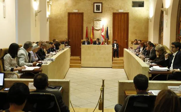 Un momento de la sesión plenaria que celebró ayer la corporación local en el Ayuntamiento de Salamanca.