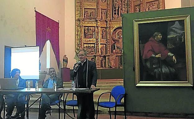 José Luis Calvo presenta a los vecinos la restauración del cuadro, a la derecha. 