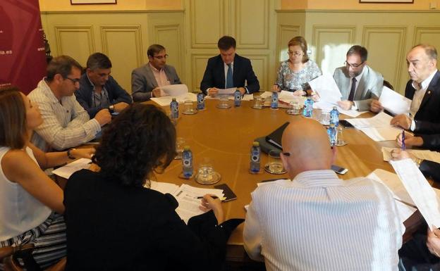Reunión de la junta de gobierno de la Diputación de Segovia, presidida por Francisco Vázquez. 