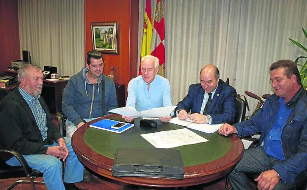 El delegado territorial de la Junta, Luis Domingo González, con el alcalde de Espinosay otros concejales.
