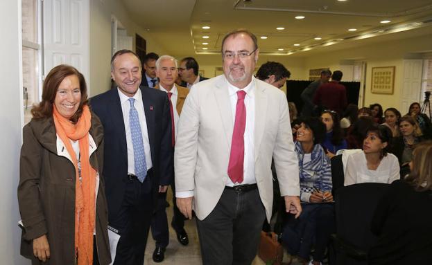 Teresa Alario, Daniel Miguel y Fernando Rey se dirigen a la apertura del curso.