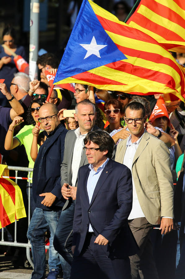 Miles de personas, con el Govern al frente, se manifiestan contra la aplicación del 155 y piden la liberación de los 'Jordis'.