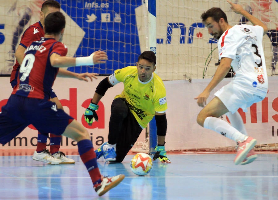 Cidao y Borja Blanco intentan despejar un balón suelto durante el choque frente al Levante.
