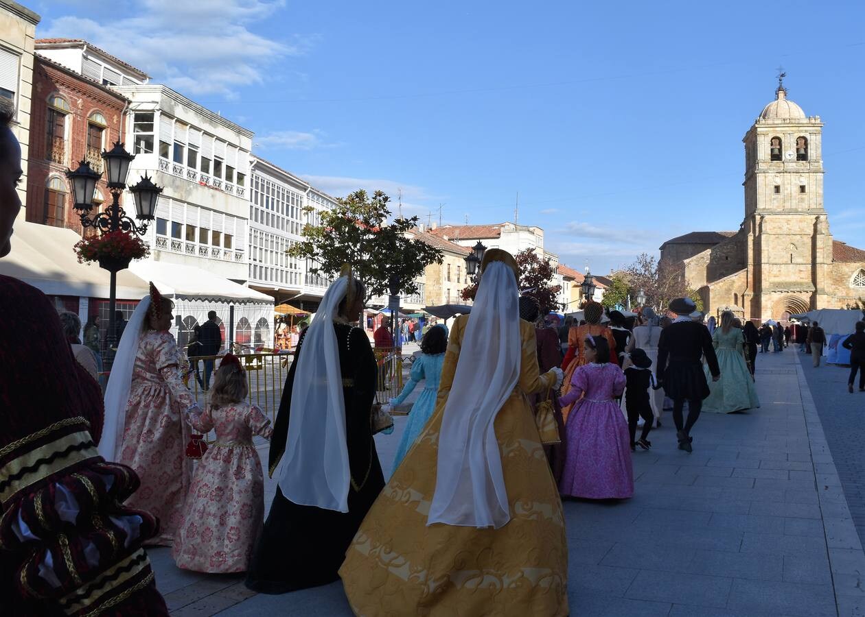 Más de un centenar de vecinos participan en la escenificación histórica de la visita del emperador en 1517