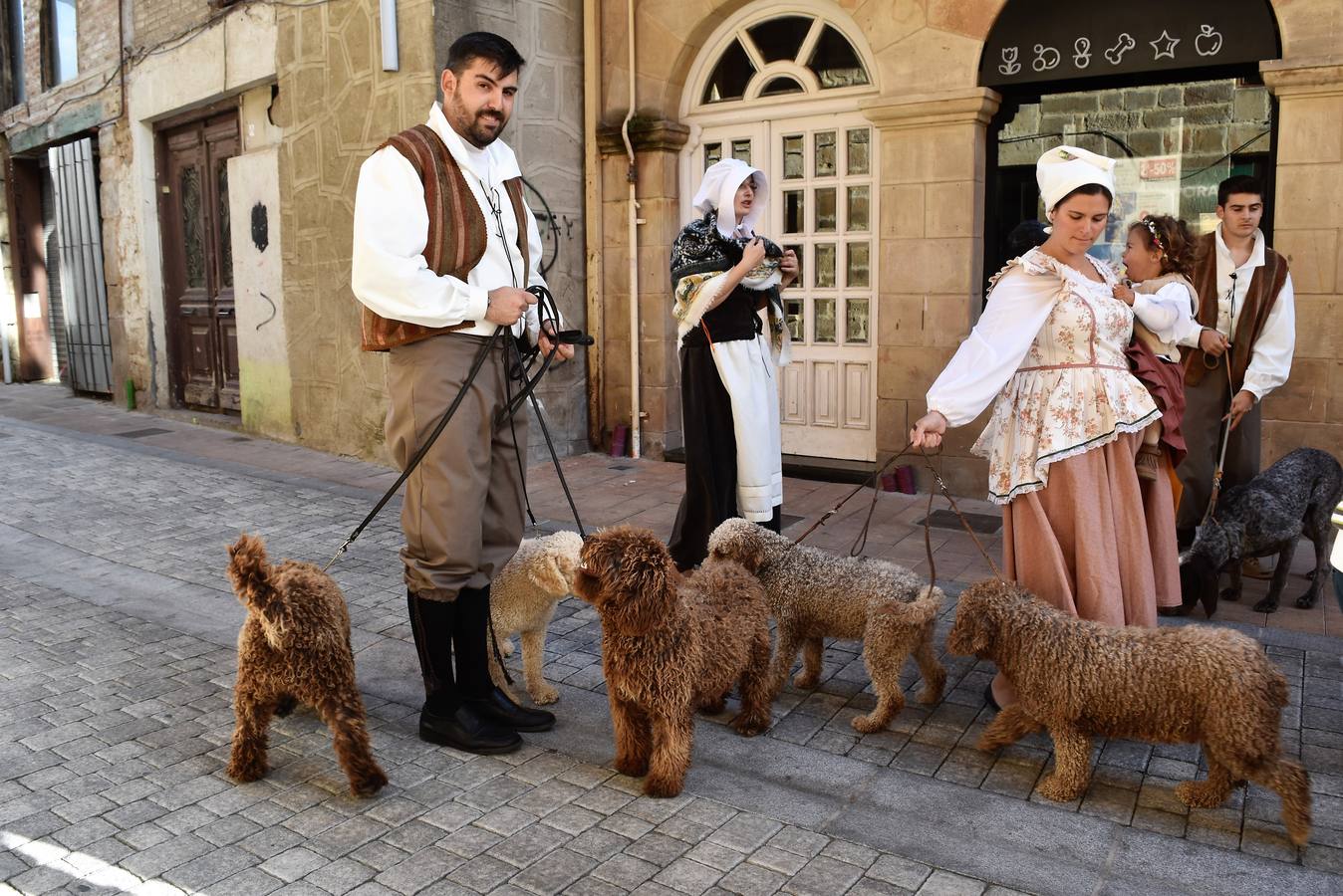 Más de un centenar de vecinos participan en la escenificación histórica de la visita del emperador en 1517