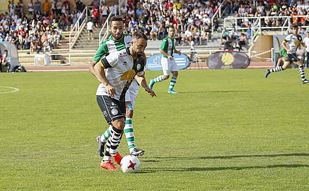 Cristo supera a un rival de la Cebrereña.