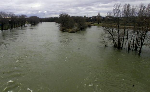 El río Pisuerga, a su paso por Cabezón, con el caudal visiblemente aumentado hace unos años.