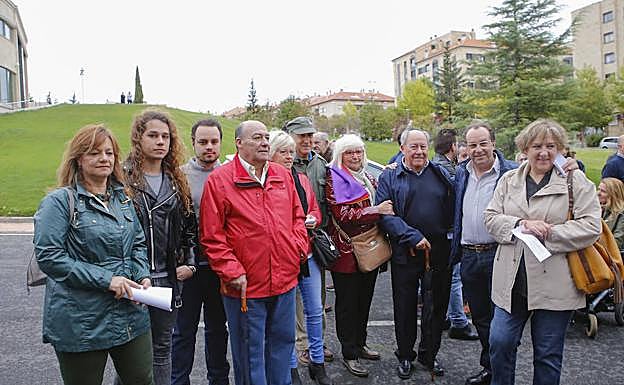 Ramón Hernández (segundo por la derecha), junto a otros familiares en el acto de ayer. 