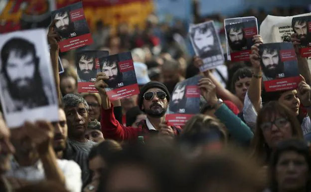 Cientos de personas, en una concentración que reclama la aparición de Santiago Maldonado.