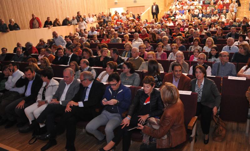 Alcalde y concejales, junto a los vecinos de La Victoria, en el nuevo teatro del centro cívico. RODRIGO JIMENEZ