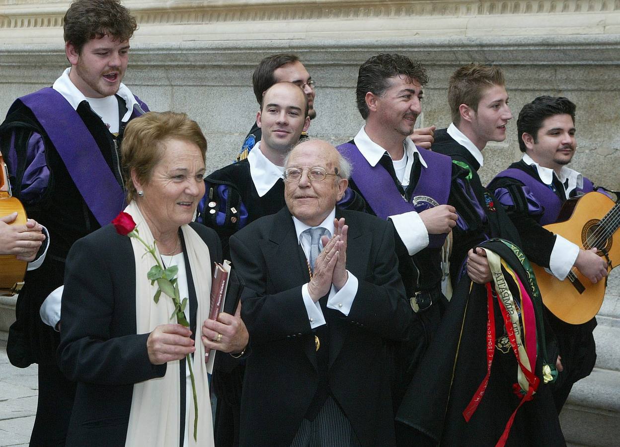 23.04.03 El escritor José Jiménez Lozano, galardonado hoy con el Premio Cervantes 2002, junto a su mujer, Dora Vicente y la tuna de la Universidad de Alcalá de Henares, tras la entrega del premio.