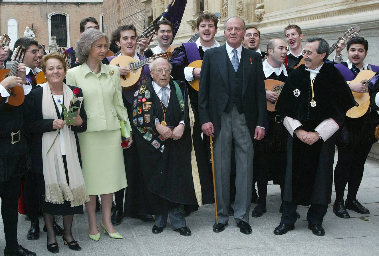 23.04.03 El escritor José Jiménez Lozano, galardonado hoy con el Premio Cervantes 2002, posa junto a los reyes de España Don Juan Carlos y Doña Sofía, su esposa, Dora Vicente y la tuna de la Universidad de Alcalá de Henares.