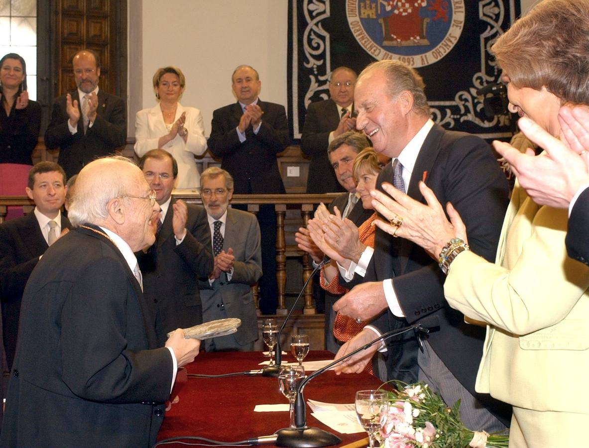 23.04.03 El Rey Don Juan Carlos I, impone a José Jiménez Lozado escritor abulense la medalla, que le acredita como Premio Cervantes 2002.