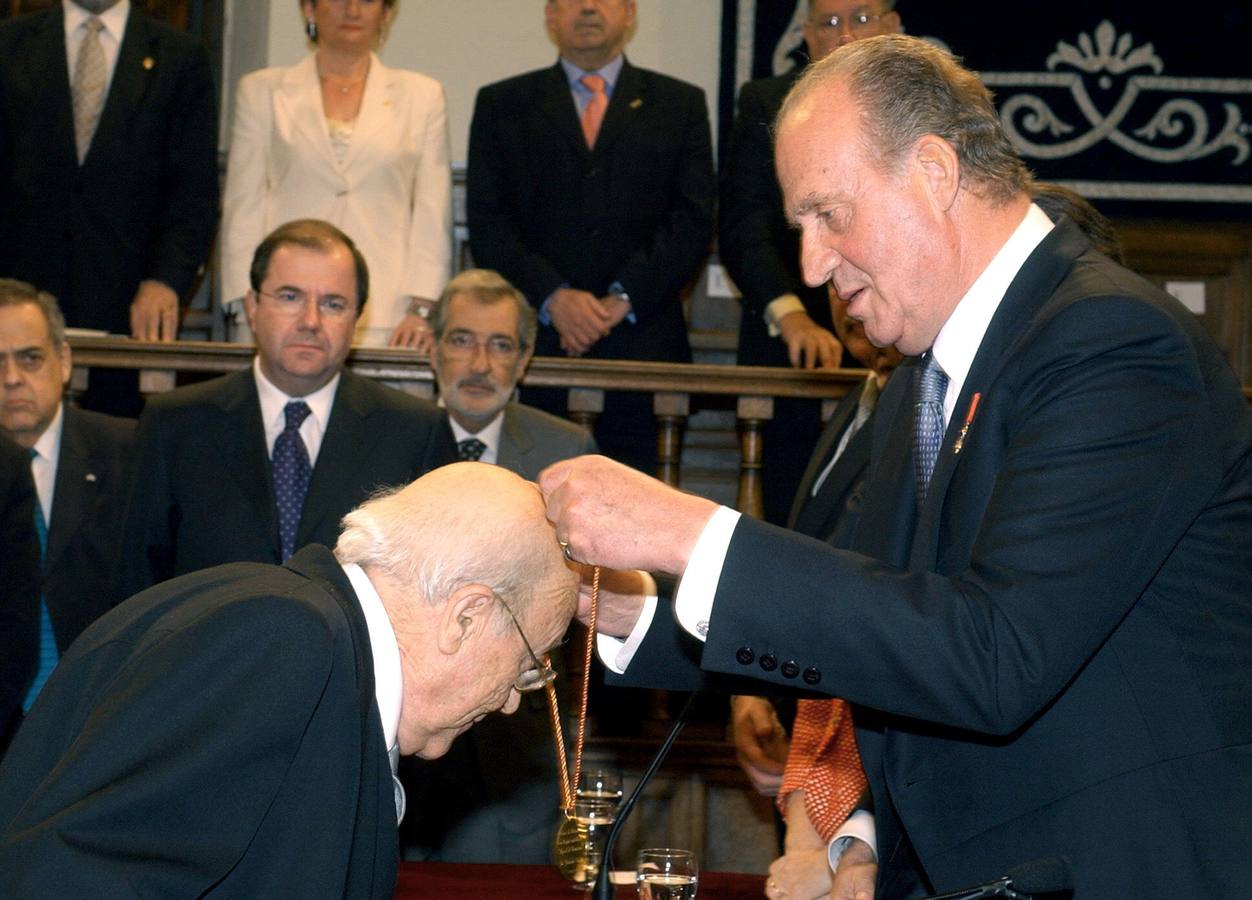 23.04.03 El Rey Don Juan Carlos I, impone a José Jiménez Lozado escritor abulense la medalla, que le acredita como Premio Cervantes 2002.