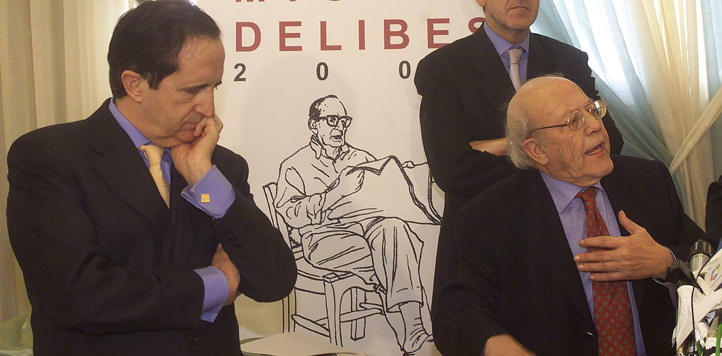 25.01.01 Juan José Lucas escucha al periodista y escritor José Jiménez Lozano galardonado con el Premio Nacional de Periodismo Miguel Delibes.