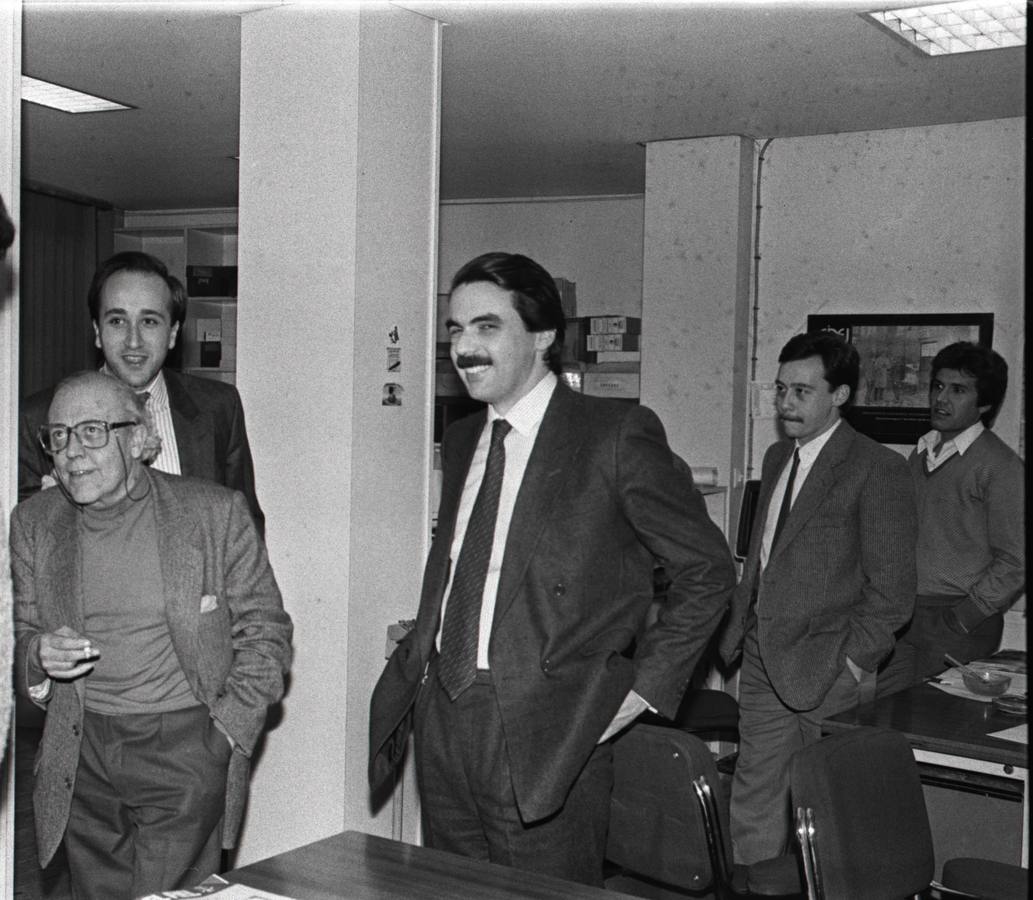 21.01.87 José Maria Aznar visita las instalaciones de El Norte de Castilla. A su lado, José Jiménez Lozano y Miguel Angel Cortés. Detrás, Manuel Trapote y Francisco Fernández.