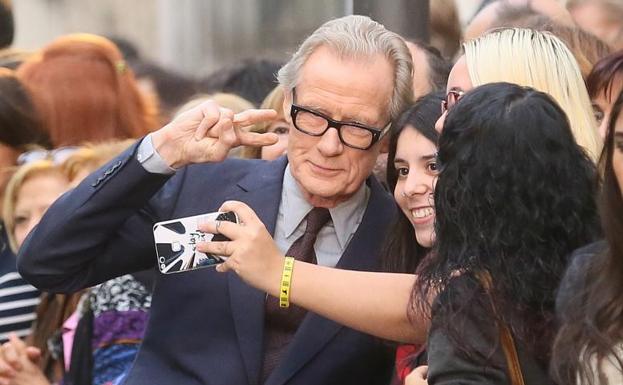 Las fans se hacen una foto con el actor Bill Nighy