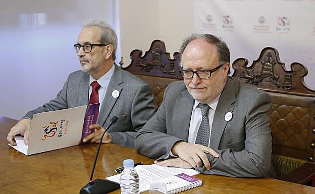 El rector Daniel Hernández Ruipérez y el vicerrector Mariano Esteban detallaron los contenidos de las cumbres universitarias que se celebrarán el próximo año.