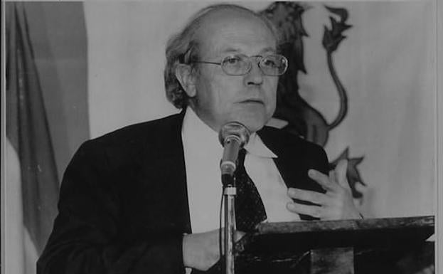 José Jiménez Lozano durante el discurso que ofreció tras recibir el Premio Nacional de las Letras en 1992.