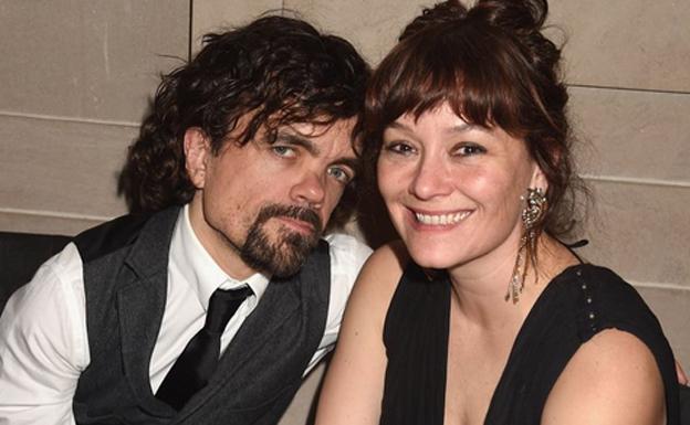 El actor Peter Dinklage junto a su esposa, Erica Schmidt. 