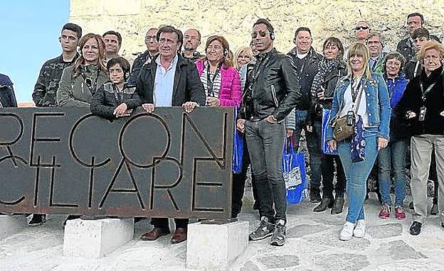 La presidenta de las Cortes, Silvia Clemente, con el alcalde de Cuéllar y personal del Parlamento autonómico. 
