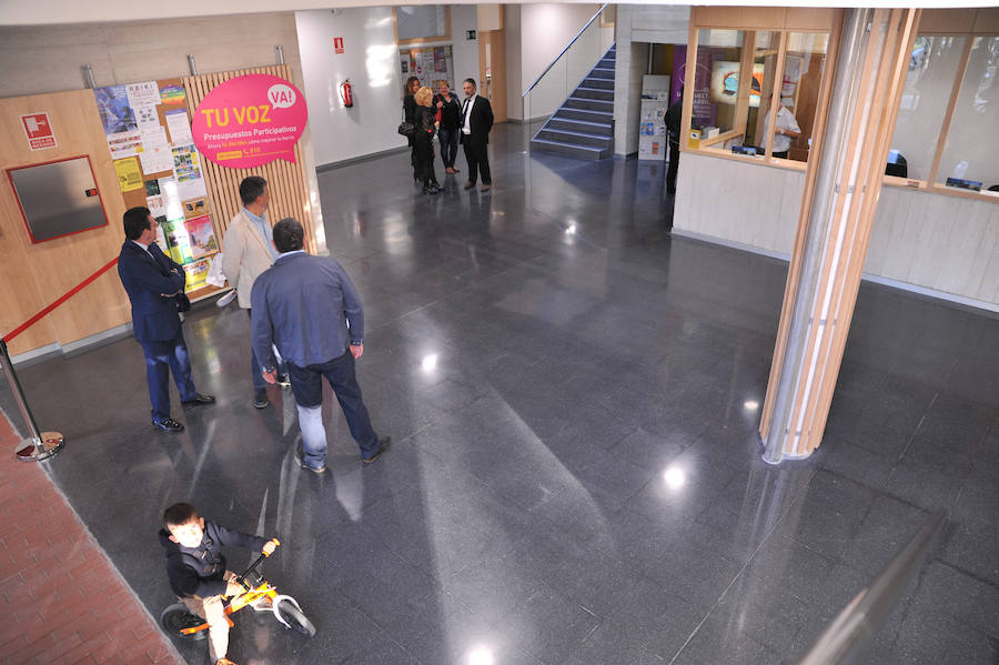 El edificio, con 3,2 millones de inversión, ofrece salas para exposiciones, talleres, biblioteca y un teatro con 320 localidades. Las instalaciones darán servicio a sus 15.000 vecinos.