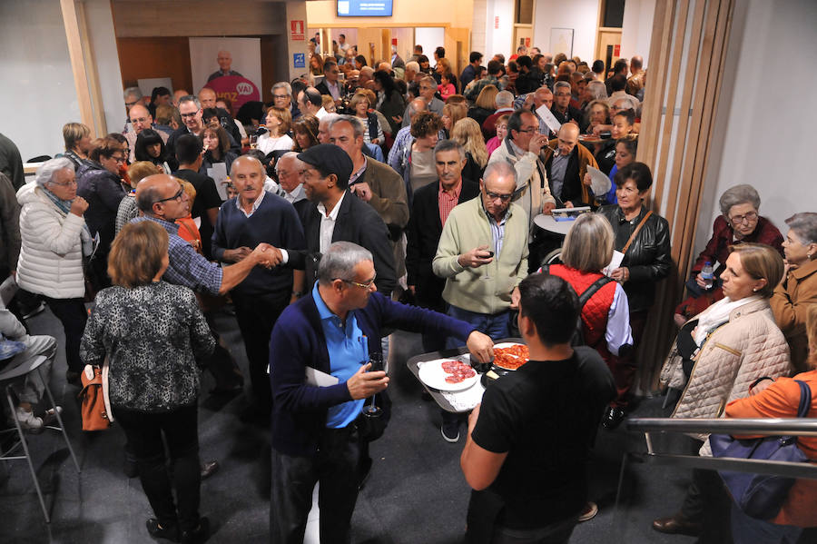 El edificio, con 3,2 millones de inversión, ofrece salas para exposiciones, talleres, biblioteca y un teatro con 320 localidades. Las instalaciones darán servicio a sus 15.000 vecinos.