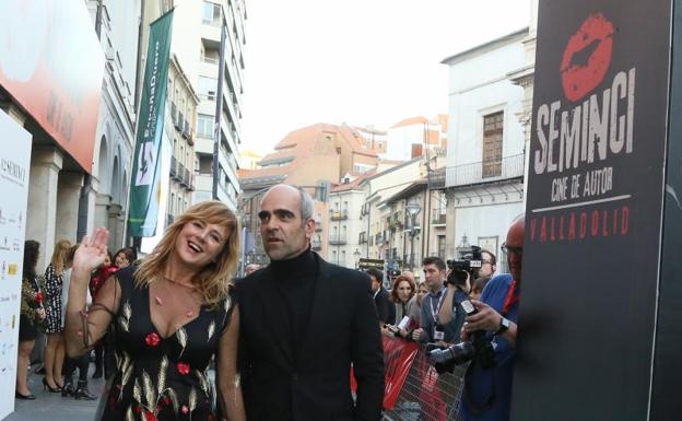 Emma Suárez y Luis Tosar se fotografían en la alfombra verde, tras su llegada al Teatro Calderón