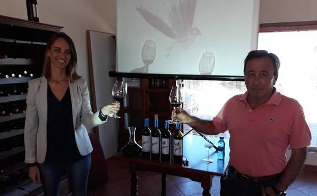 La bodega Cyan saca al mercado dos nuevos vinos con el ave Cyanopica como imagen