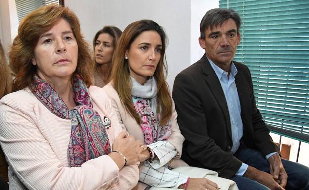 La viuda de Víctor Barrio, Raquel Sanz (centro), flanqueada por los padres del torero fallecido, este martes, en el juicio celebrado en Sepúlveda. 