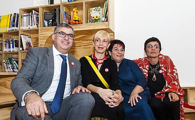 Gabriel García, Romina Canna, Clara Luquero y Marifé Santiago en la sala del Parque de los Libros Carrefour de la Casa de la Lectura.