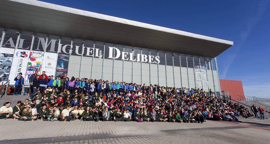 Un gran grupo al que forman integrantes de varios colegios se extiende en la escalinata del Miguel Delibes. 