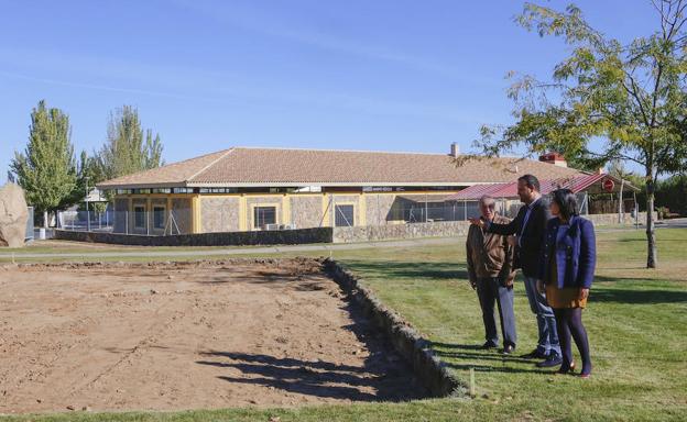 El alcalde y la concejala de Deportes visitaron ayer las obras de la nueva pista de pádel. 