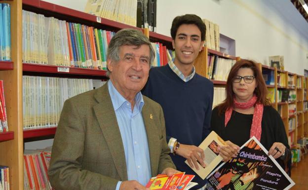 El alcalde de Béjar junto a concejales y responsables de las bibliotecas presentaron las novedades. 