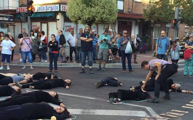 Vecinos de la Rondilla protestan por la muerte de la pequeña Sara. 