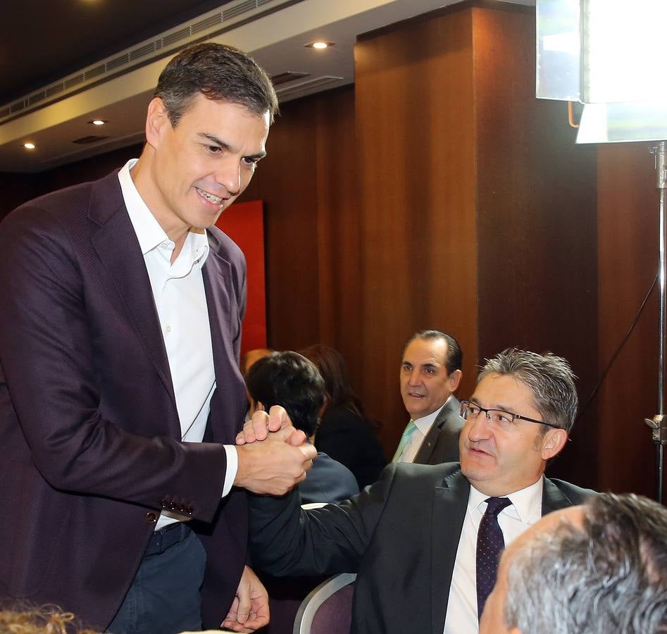 El secretario general del PSOE está convencido de que la cuestión catalana «solo se resuelve con diálogo político» aunque hay que antes hay que «reordenar una situación que está dislocada»