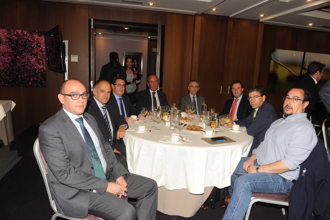 Eduardo Martín, de Empresa Consulting; José Luis Bentabol, de Bentabol y Rodrigo Arquitectos; Rafael Santiago, de Inmobiliaria Algom; Fernando Cantalapiedra, de Cantalapiedra Abogados; Marino Arranz, presidente del Consejo Escolar de Castilla y León; Fernando García, Universidad de Navarra; Juan Carlos Sandonís, de EY. y Ángel Blanco, de El Norte.