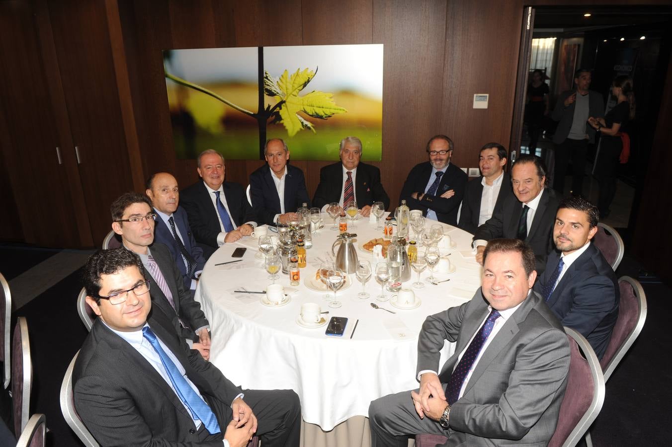 Eduardo Éstevez, de la Asociación de Empresa Familiar;Álvaro Infante, concejal de Servicios Económicos de Laguna de Duero; José Peláez, de Collosa; Bernardo Rescalvo, economista; José Luis Arranz, de Atrevia; Maudilio Pérez; Agustín Tapia, de Mutua Universal; Lorenzo Alarso, de Ibercom; Carlos Alonso, de Gestoría Alonso; Sergio Ramiro, de Deloitte, y Rodrigo Cabrejas, de Deloitte