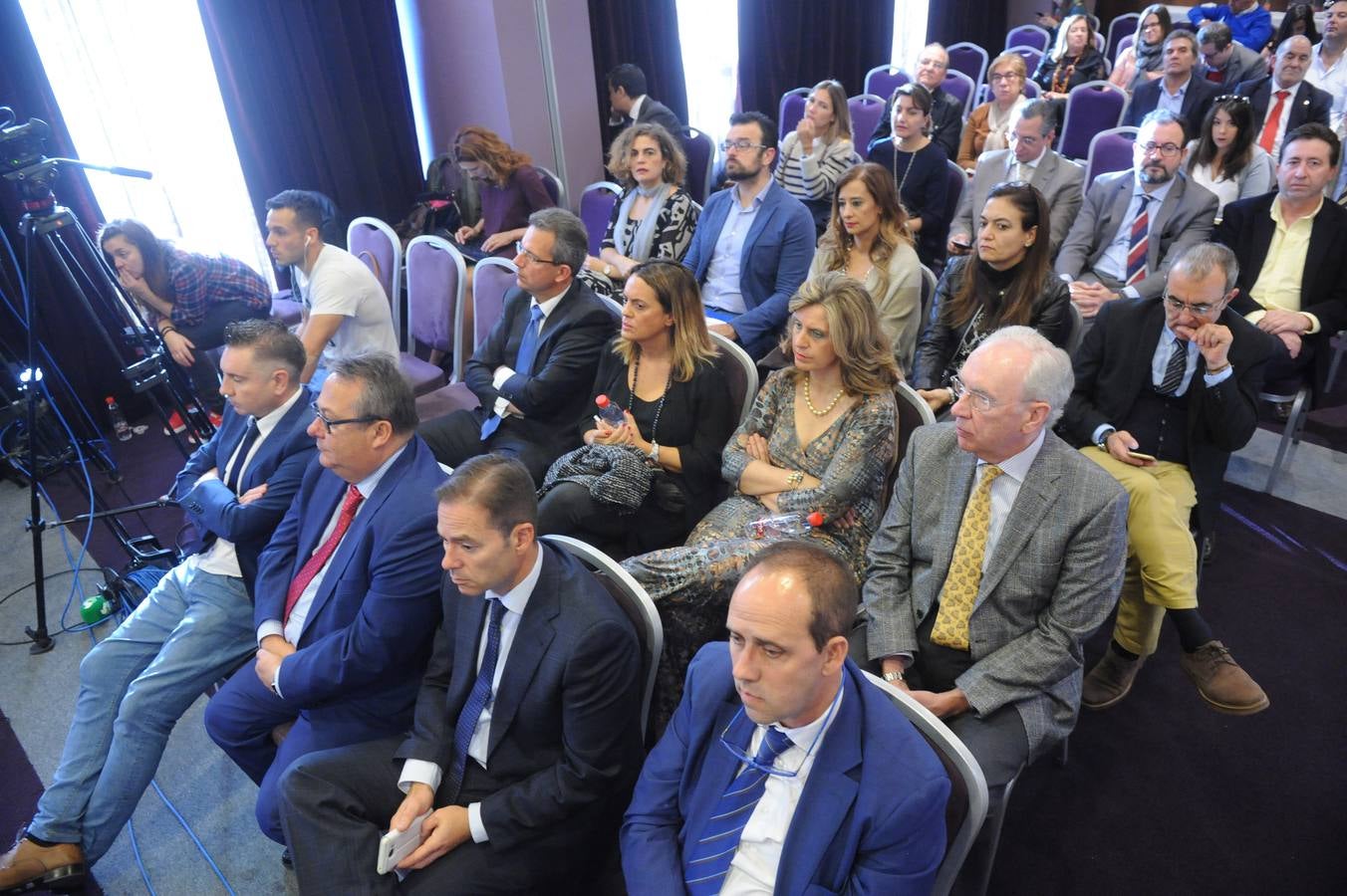 El secretario general del PSOE está convencido de que la cuestión catalana «solo se resuelve con diálogo político» aunque hay que antes hay que «reordenar una situación que está dislocada»